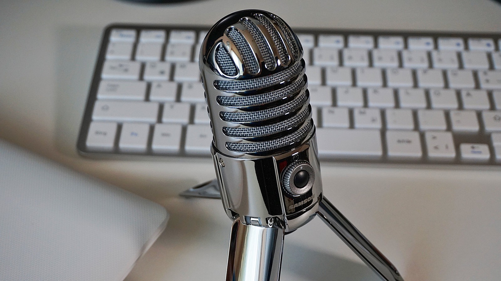 microphone-2469293_1920.jpg